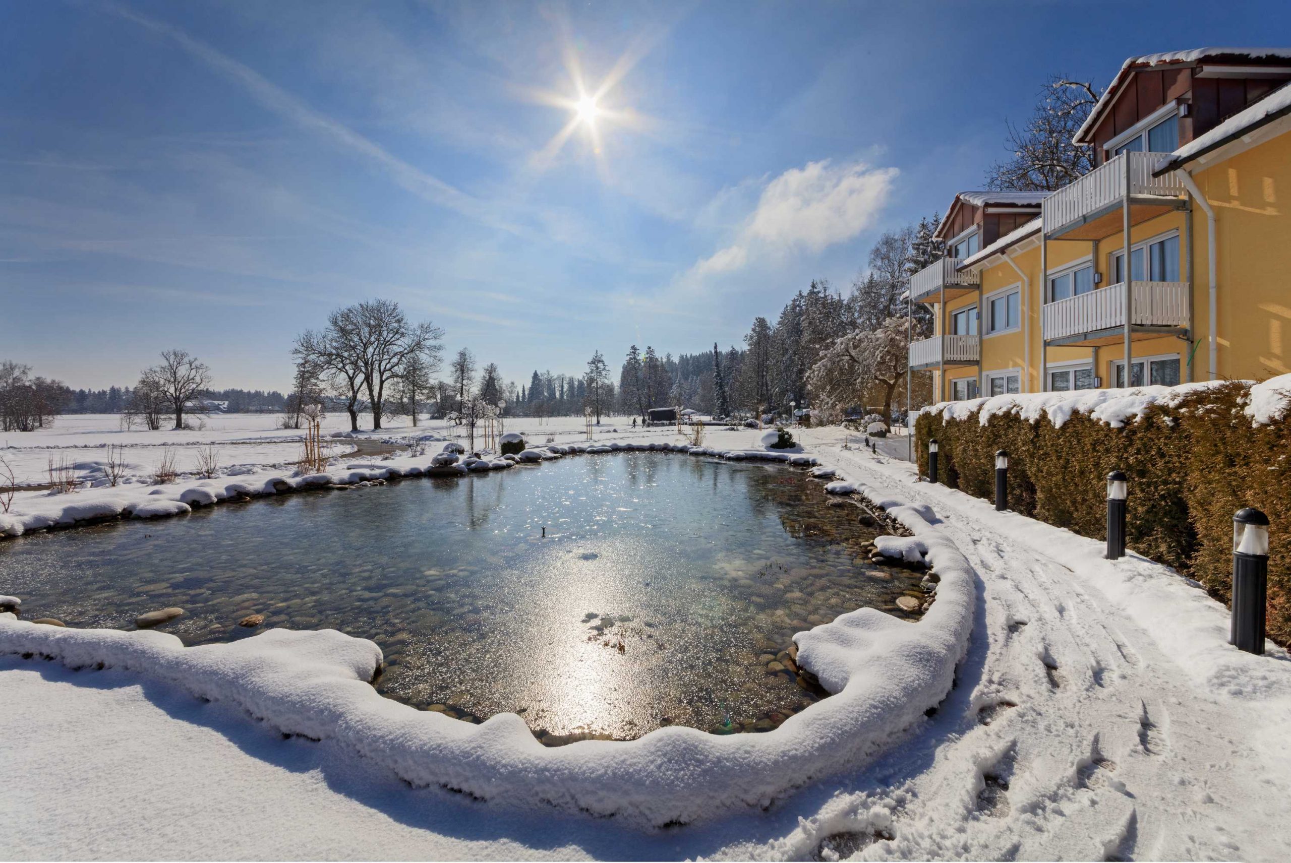 Hotelansicht mit Teich (15)