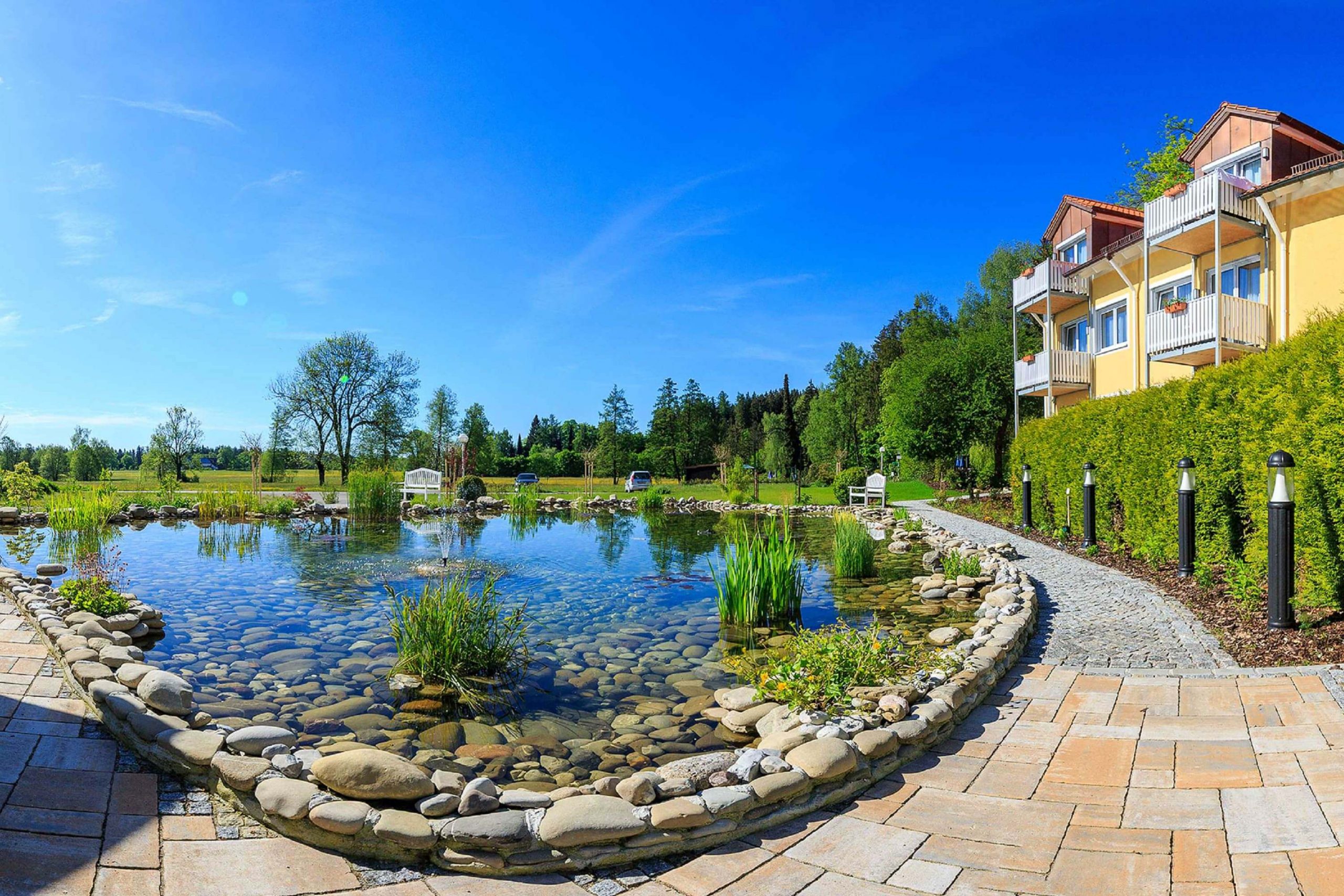 Ringhotel-Sonneck-Bad-Wörrishofen-Hotelansicht-mit-Teich-(5)